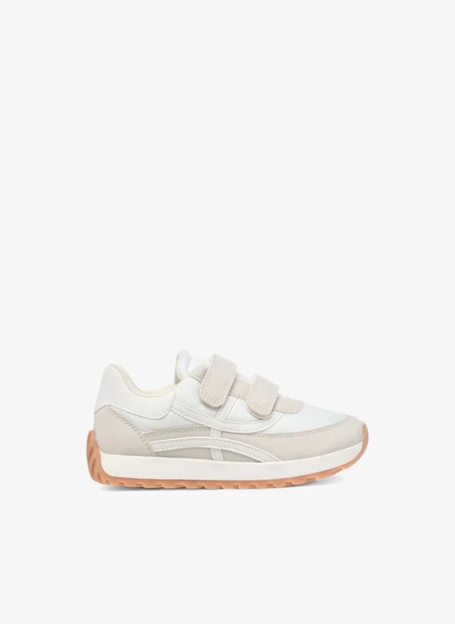 جونيورز أحذية رياضية للأولاد بنعل خارجي بنمط شبكي مع إغلاق بشريط لاصق