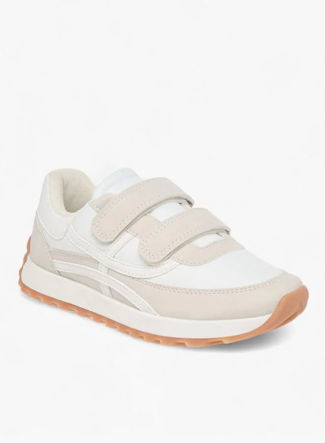 جونيورز أحذية رياضية للأولاد بنعل خارجي بنمط شبكي مع إغلاق بشريط لاصق