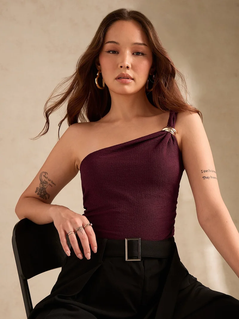 أوجيدر بلوزة بكتف واحد مزينة بتفاصيل معدنية