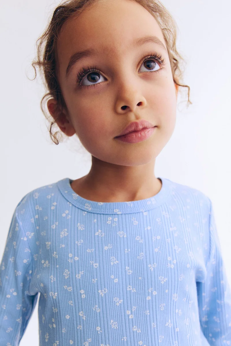 اتش اند ام بلوزة من الجيرسيه المرن