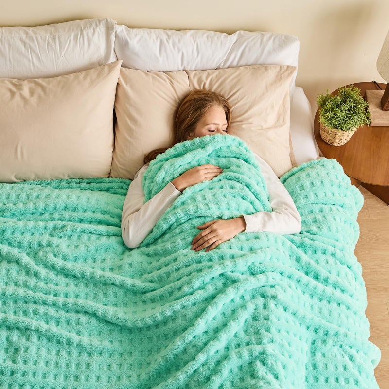 نيو كوزبلاي Newcosplay Super Super King Blanket Aqua Premium Silky Flannel Fleece 3D Waffle بطانية سرير خفيفة الوزن طوال الموسم (Aqua King (90 "" x110 ") - Image 1