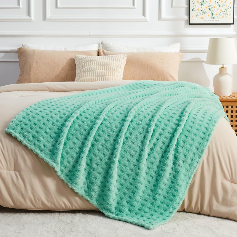 نيو كوزبلاي Newcosplay Super Super King Blanket Aqua Premium Silky Flannel Fleece 3D Waffle بطانية سرير خفيفة الوزن طوال الموسم (Aqua King (90 "" x110 ") - Image 3