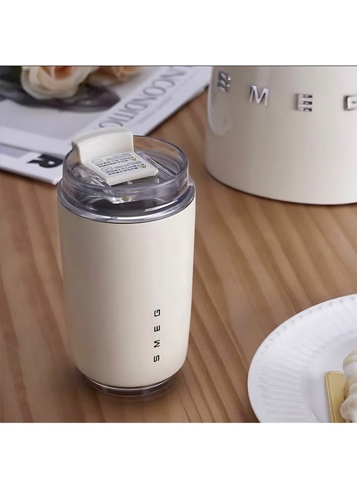 سميج كوب قهوة للسفر من Smeg، كوب معزول للمشروبات مع غطاء مضاد للتسرب، كوب قهوة طويل الأمد مع غطاء، ترمس قهوة للسفر (بيج) - Image 2