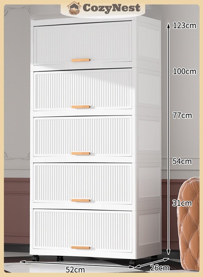 كوزينيست خزانة تخزين بلاستيكية ذات 5 طبقات مع مقابض، أبواب مغناطيسية صلبة قابلة للفتح للأعلى وعجلات، بعرض 52 سم، لون أبيض كريمي، منظم قابل للتكديس للملابس والألعاب واللوازم المكتبية - Image 1