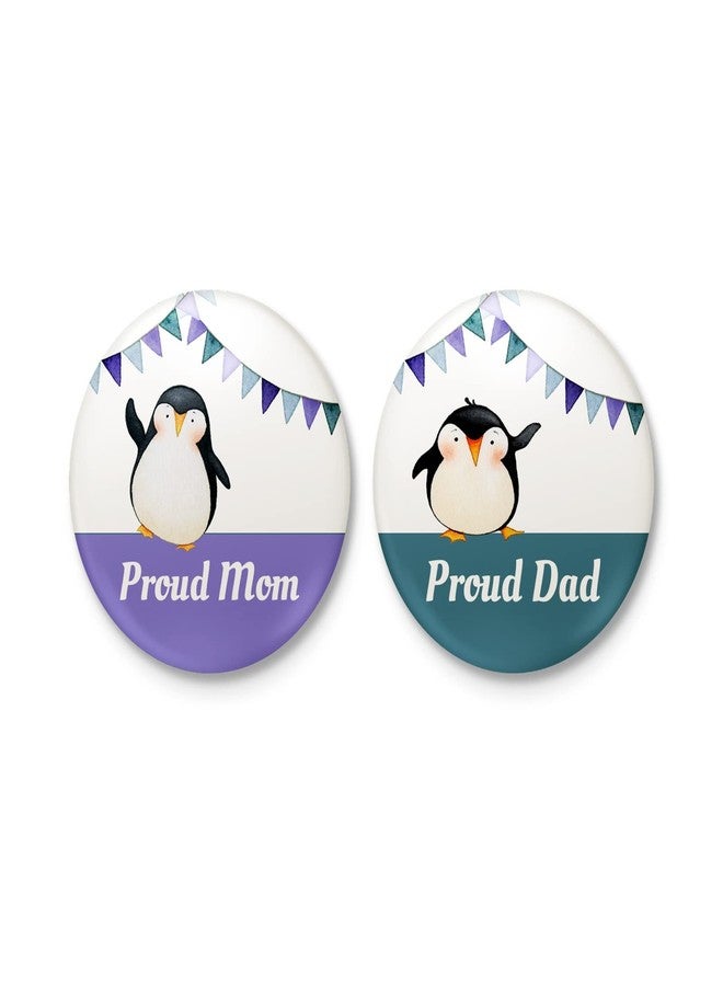 التر إيغو شارات "الآباء الفخورون" من alterEgo مع دبوس أمان | مجموعة من شارتين بتصميم البطريق | هدية مثالية للأم المنتظرة/الأب المنتظر/حفل استقبال المولود/إضافة مميزة لسلة الهدايا - Image 1