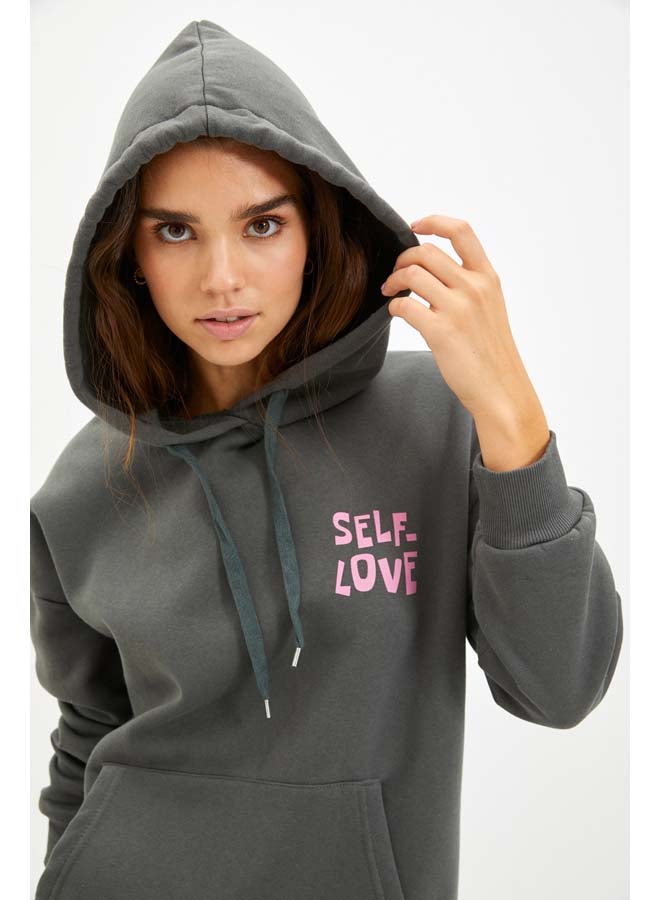 trendyol Anthracite Back with Print Detail Oversized/Wide Fit, Fleece Inside Knitted Sweatshirt TWOAW22SW0687. - Image 2