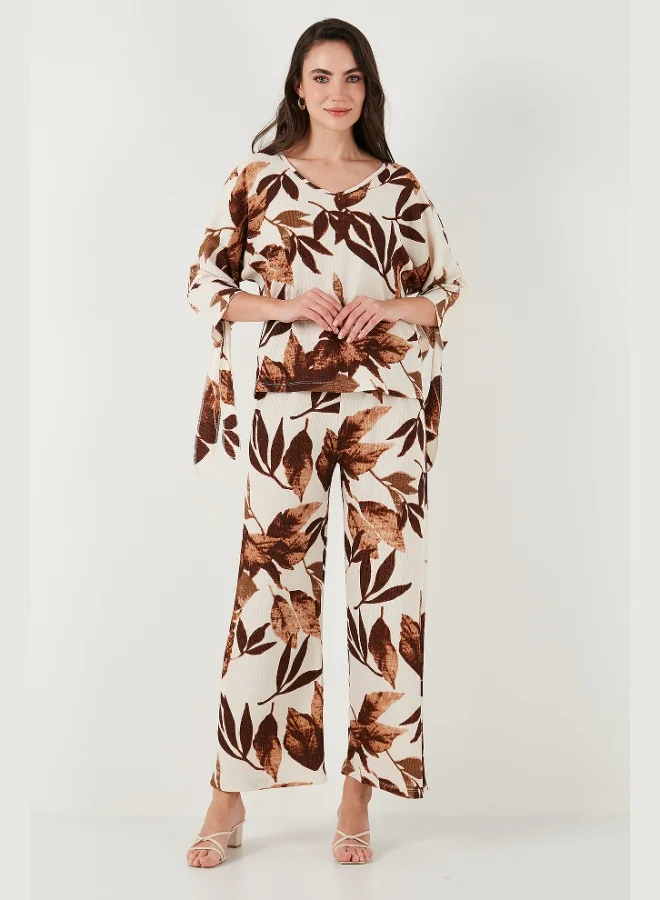 ليلا طقم نسائي ليلا بنقوشات، مقاس عادي، أكمام ثلاثة أرباع، ياقة على شكل ، علوي وسفلي، طقم