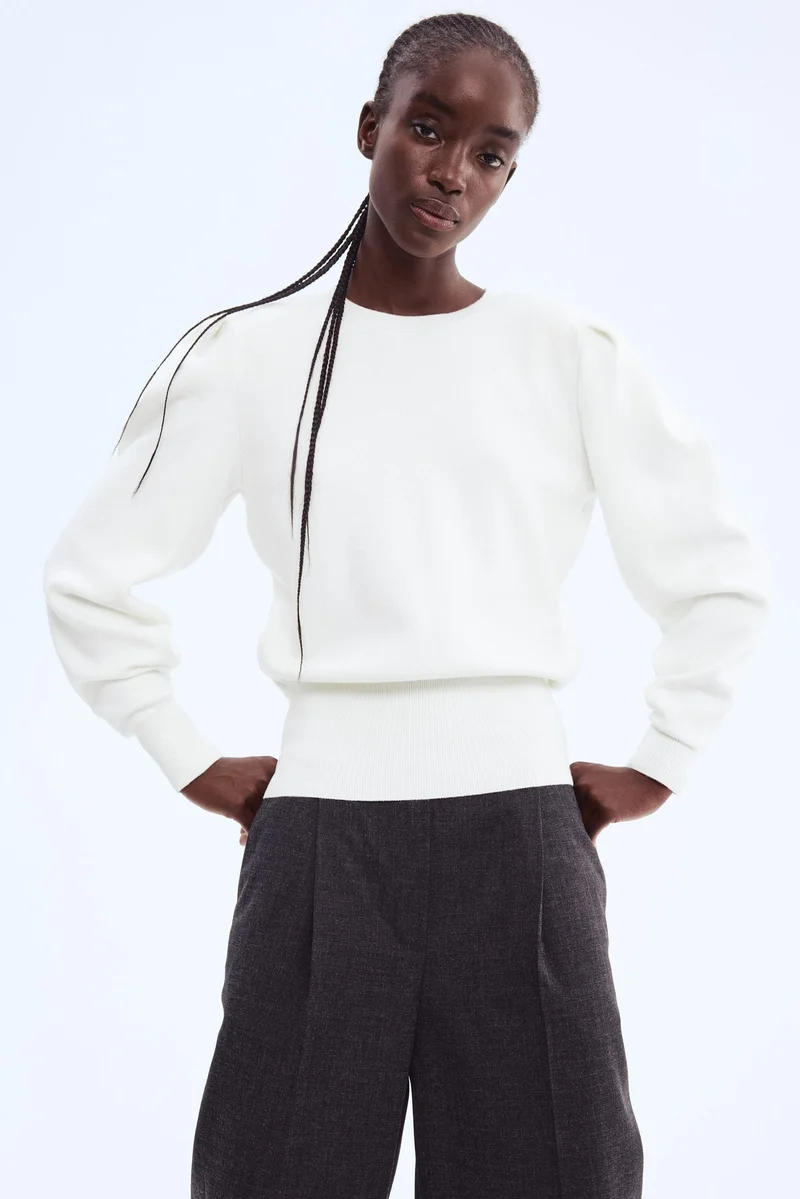 اتش اند ام بلوزة بأكتاف مبطنة