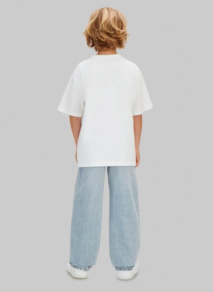 كالفن كلاين جينز تيشيرت كلاسيكي مربع بشعار الشباب