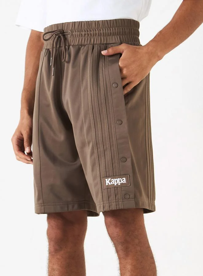 كابا شورت برباط إغلاق وتفاصيل أزرار وزخارف شعار من كابا