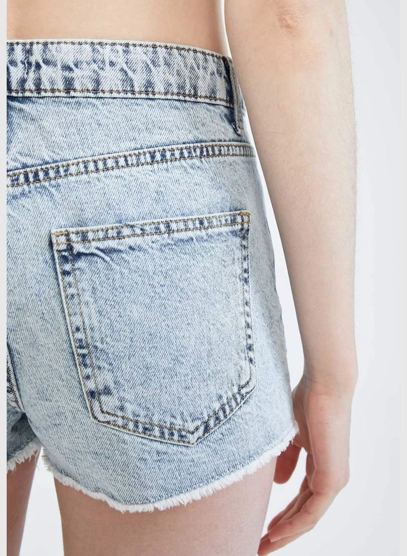 ديفاكتو High Waisted Distressed Mini Jean Short
