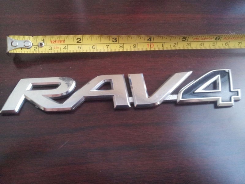 Toyota Emblem 754310R010 - Image 2