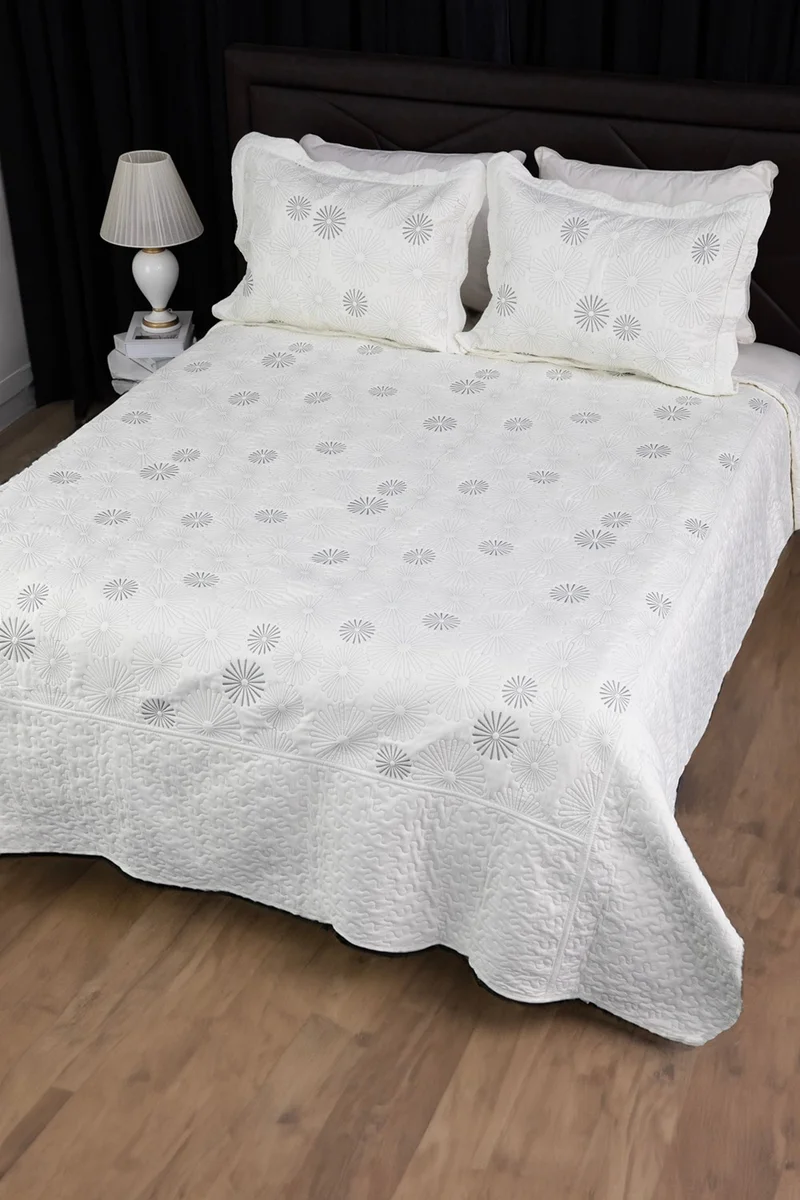 فافورا Narcissus Embroidered Quilted Double Bedspread - Silver