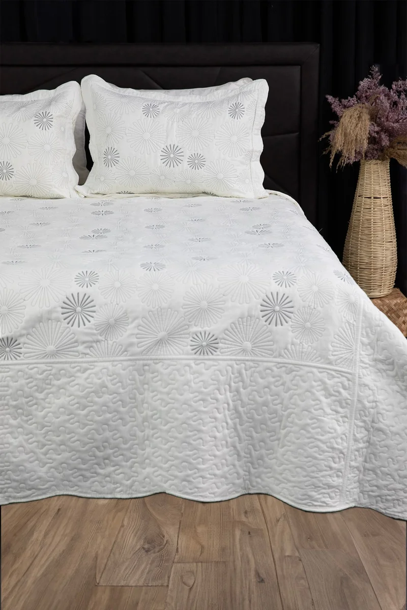 فافورا Narcissus Embroidered Quilted Double Bedspread - Silver