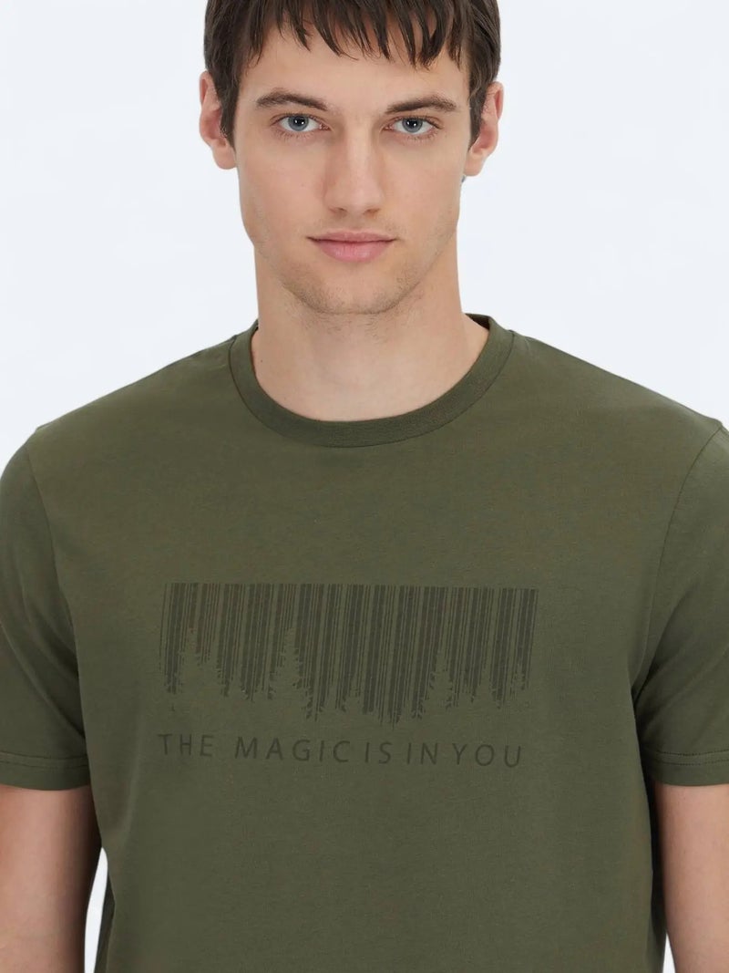 كيب تيشيرت قطني 100% مطبوع عليه صورة، بلون كاكي، بياقة دائرية - Image 4