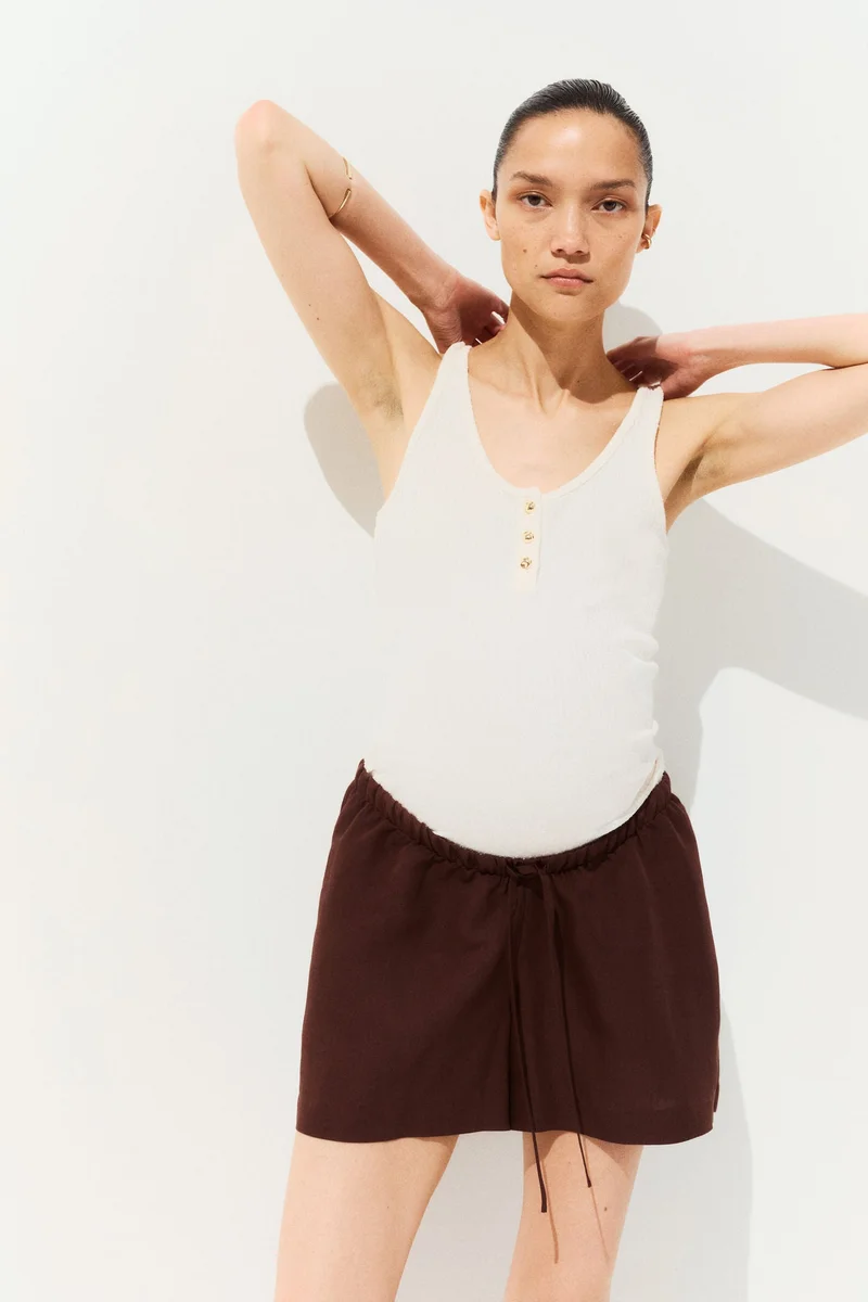 اتش اند ام شورت من مزيج الكتان لفترة الحمل وبعدها من تشكيلة ماما