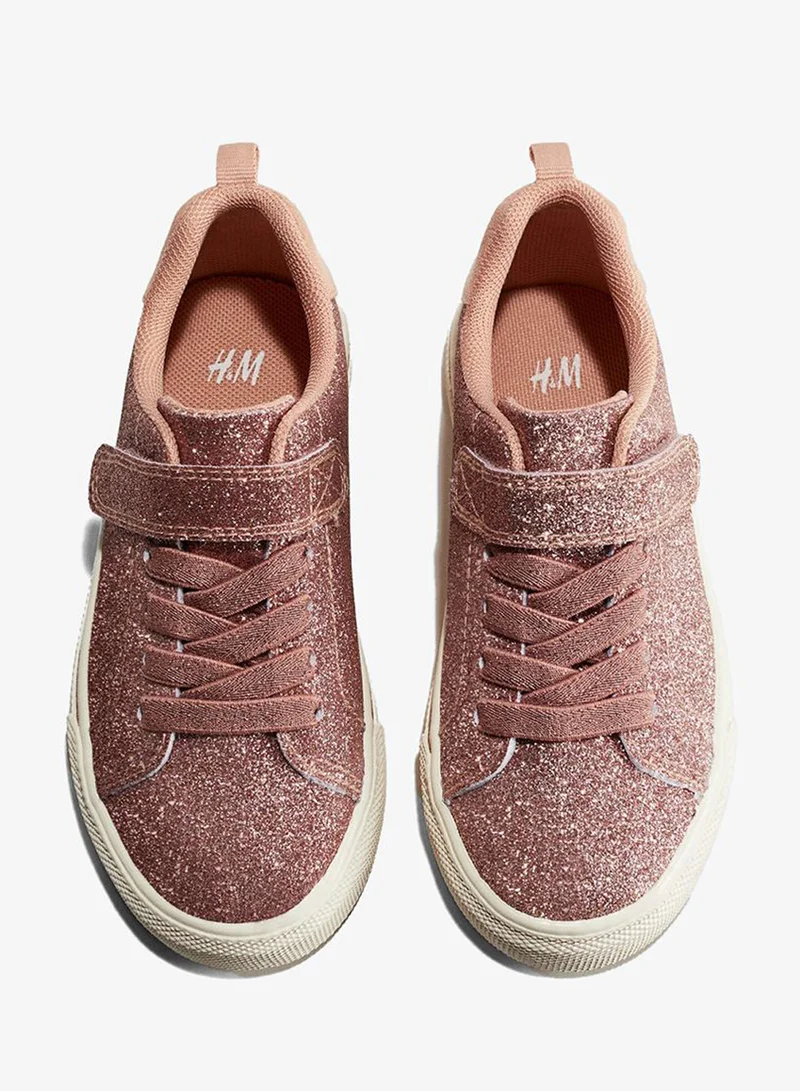 اتش اند ام حذاء رياضي بتصميم لامع