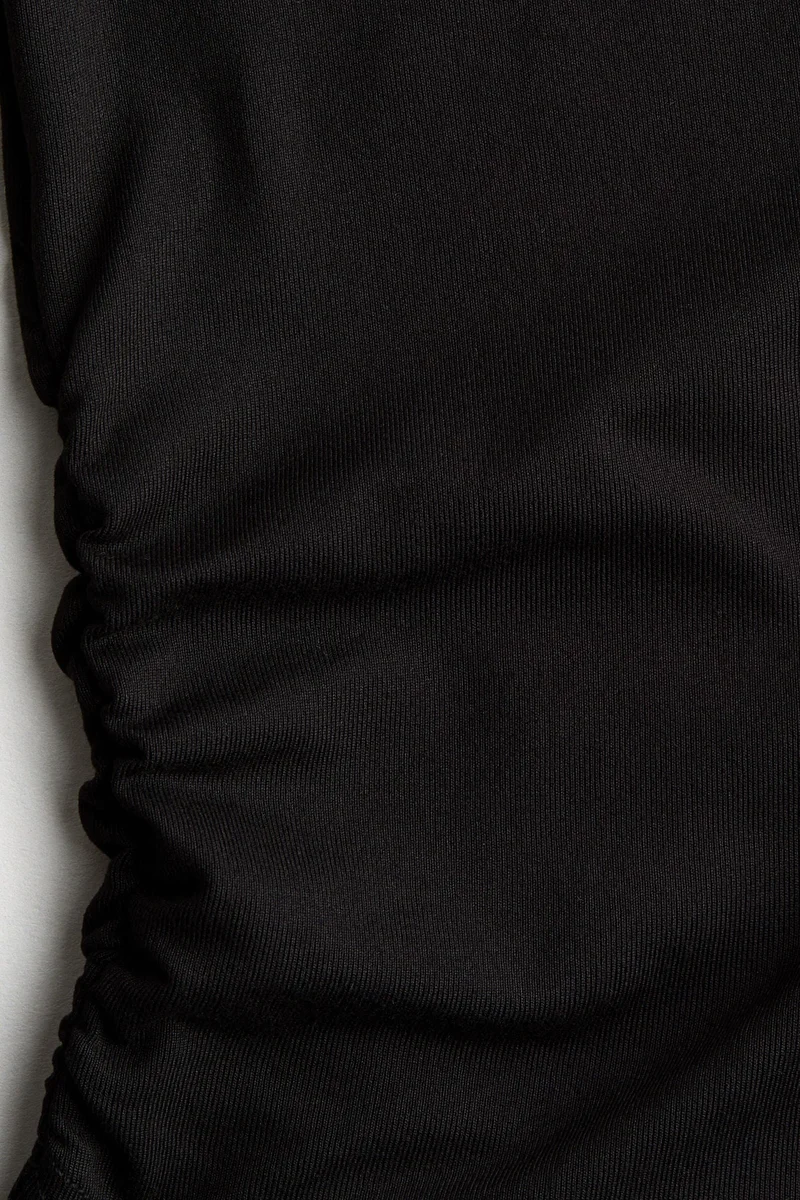 اتش اند ام بلوزة رياضية من نسيج سوفت موف