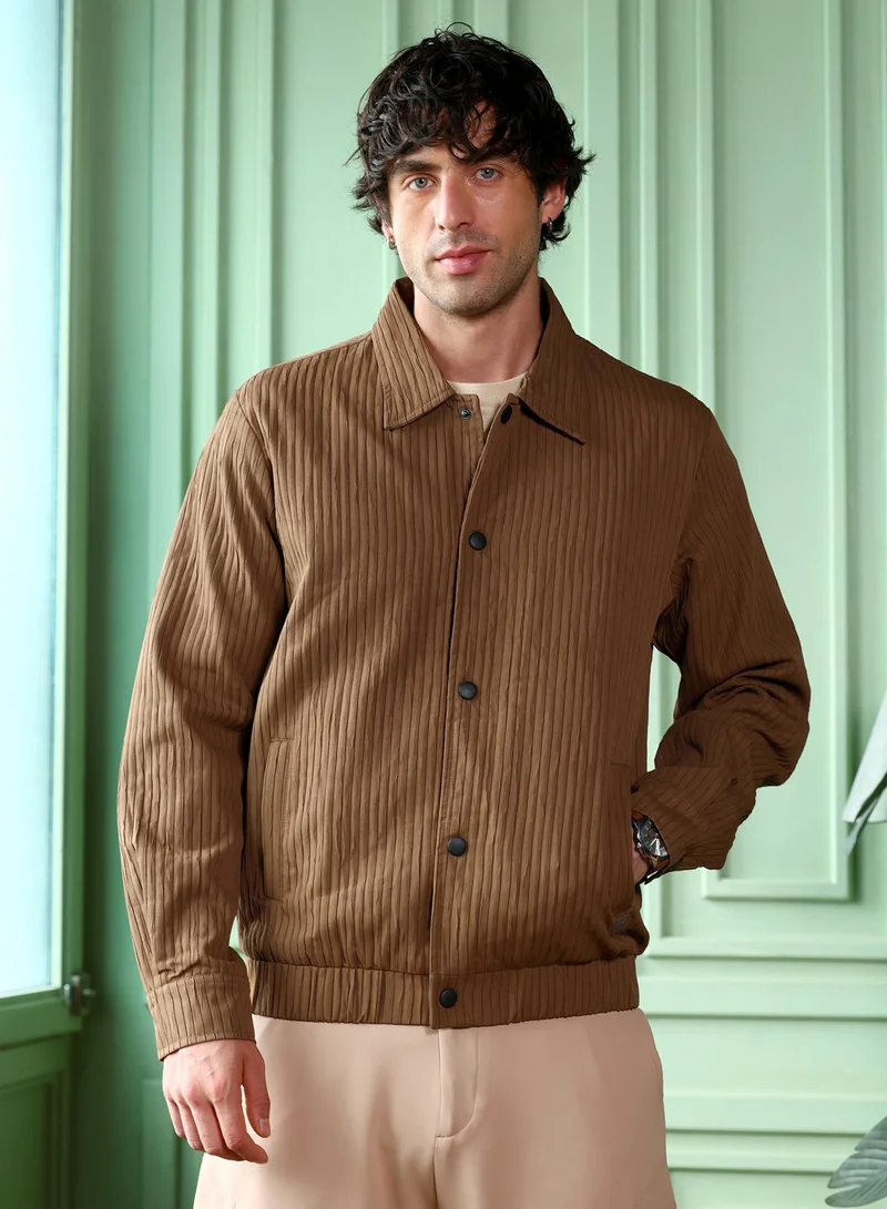 كامبوس سوترا جاكيت رجالي بسحاب أمامي بنسيج مجعد وياقة مدببة وأكمام طويلة بأزرار وأساور وحافة مستقيمة مضلعة بلون سادة منسوج من القماش للاستخدام اليومي والكاجوال بلون بني شوكولاتة