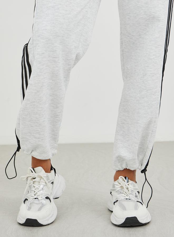 ستايلي بنطلون جوجر بقصة واسعة وخطوط جانبية مع رباط - Image 3