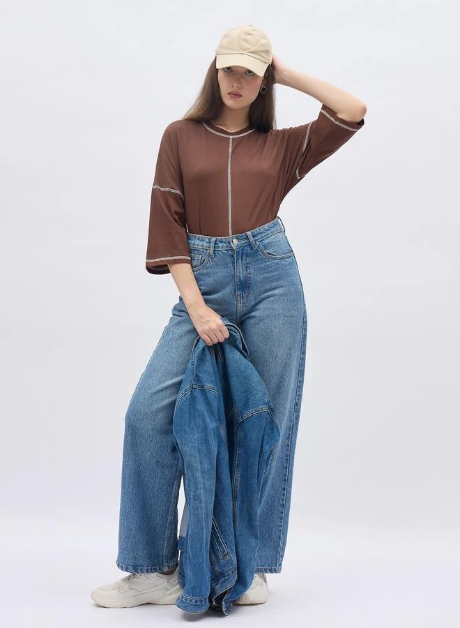 ستايلي تيشيرت ستايلي واسع بأكمام قصيرة وتفاصيل خياطة متباينة