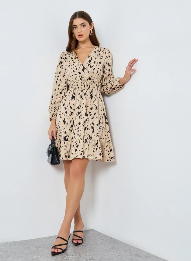 تايك تو فستان قصير بطبعة كاملة وخصر مزموم