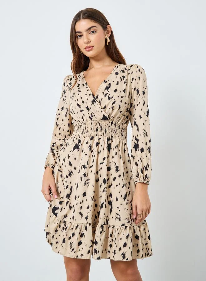 تايك تو فستان قصير بطبعة كاملة وخصر مزموم