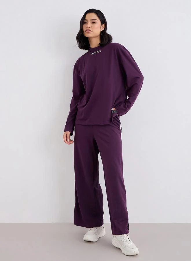 ستايلي طقم منسق من بنطال جوغر وتيشيرت بقصة مريحة