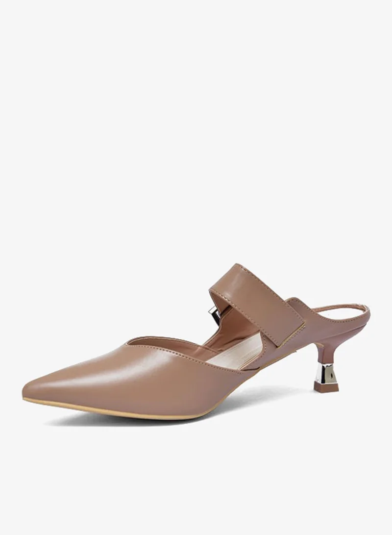 فينتشي حذاء بكعب متوسط ​​ومقدمة مدببة