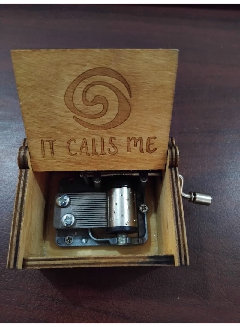 متجر ماى سوق :صندوق موسيقى خشبي كلاسيكي يدوي - نقش "IT CALLS ME" المستوحى من ديزني موانا - قطعة ديكور ومُقتنى - Image 2