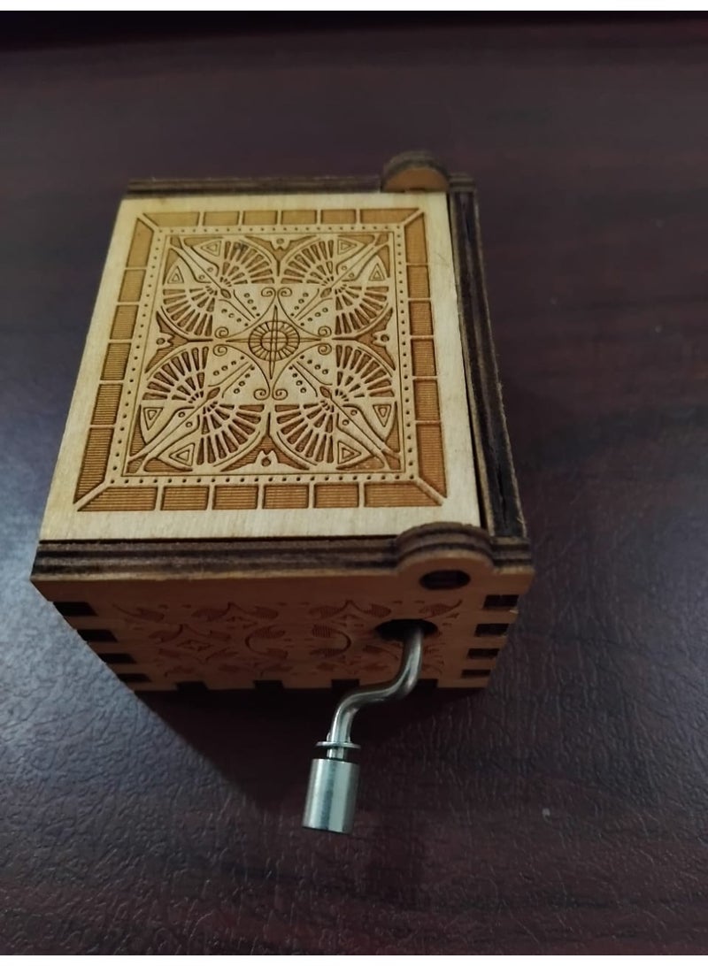 متجر ماى سوق :صندوق موسيقى خشبي كلاسيكي يدوي - نقش "IT CALLS ME" المستوحى من ديزني موانا - قطعة ديكور ومُقتنى - Image 3
