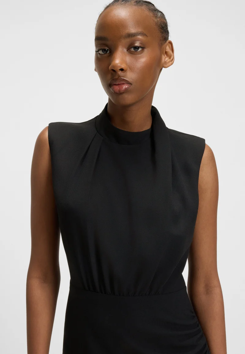 هوجو فستان طويل بكريب وياقة عالية بكسرات