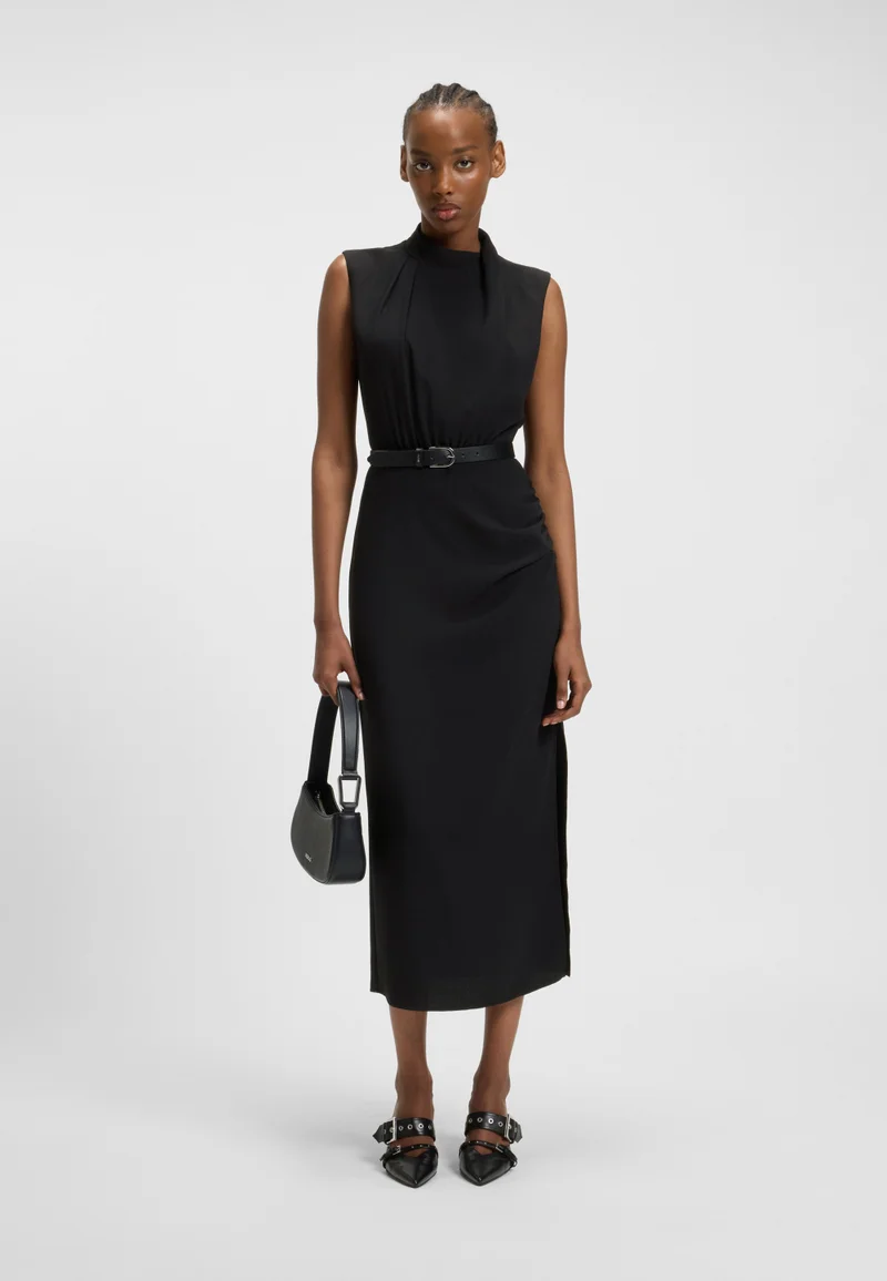 هوجو فستان طويل بكريب وياقة عالية بكسرات