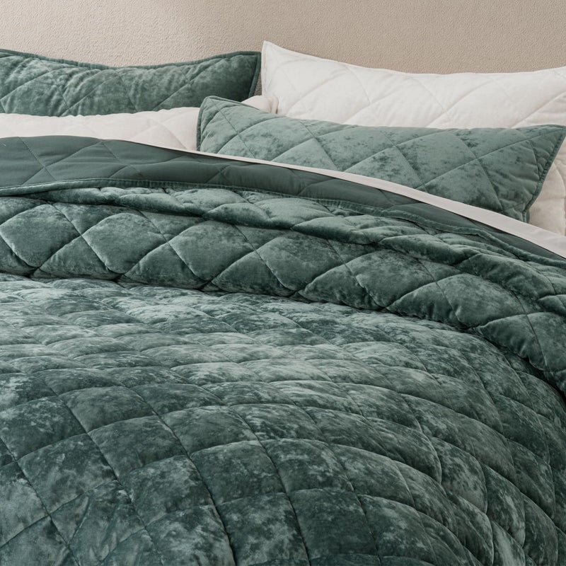 EVERGRACE Luxury Crushed Velvet Quilt Set King Size, Diamond Quilted Lightweight Velvet Comforter, Ultra Soft Oversized Bedspread Coverlet Bedding Set for All Season, with 2 Pillow Shams, Dark Green - Image 2