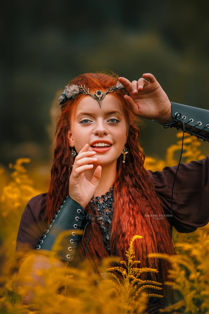 MOSTORY Brown Feather Witch Crown - Handmade Gothic Headpiece Elf Moon Cirlet with Crow Skull Dark Tiara for Women Witch Aesthetic Renaissance Halloween Cosplay Goth Wedding - Image 3