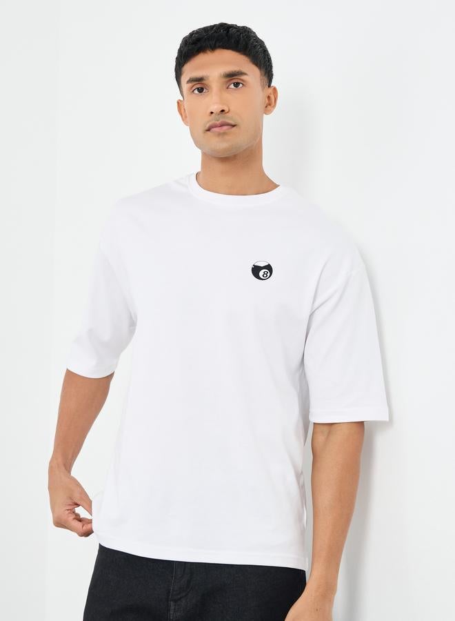 ستايلي تيشيرت رجالي أبيض مطبوع برسومات مقاس كبير - Image 1