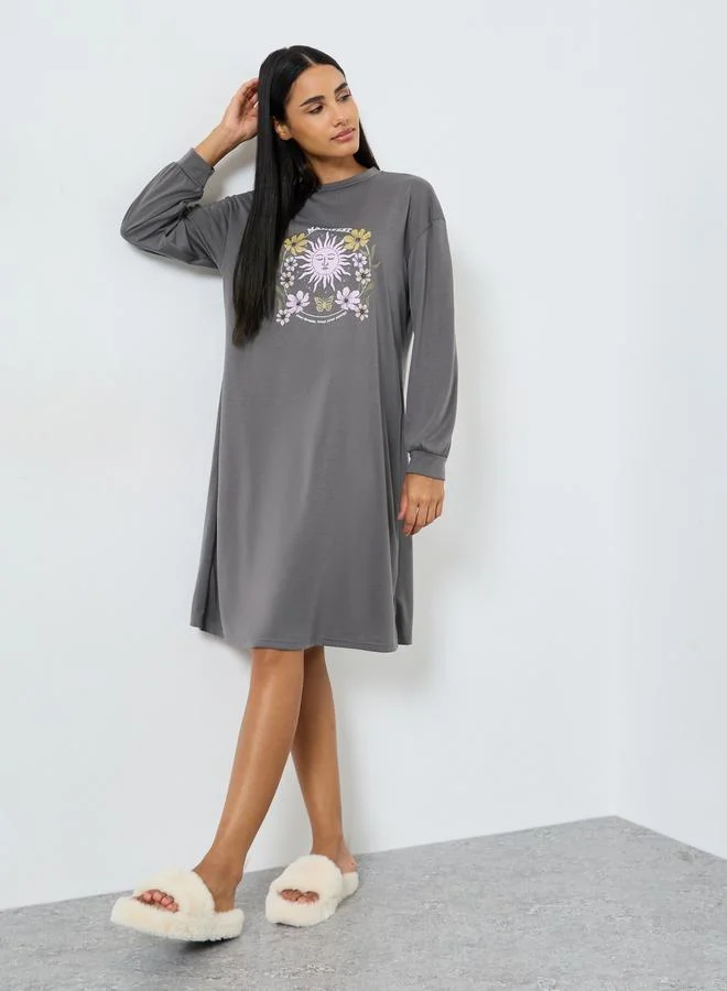 ستايلي فستان نوم بتيشيرت بياقة مكشوفة وأكمام واسعة بطبعة مانيفست