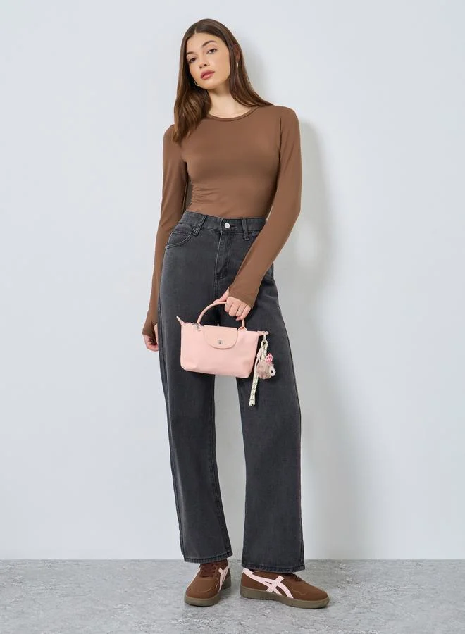 ستايلي تيشيرت ضيق بياقة دائرية وأكمام بفتحة للإبهام