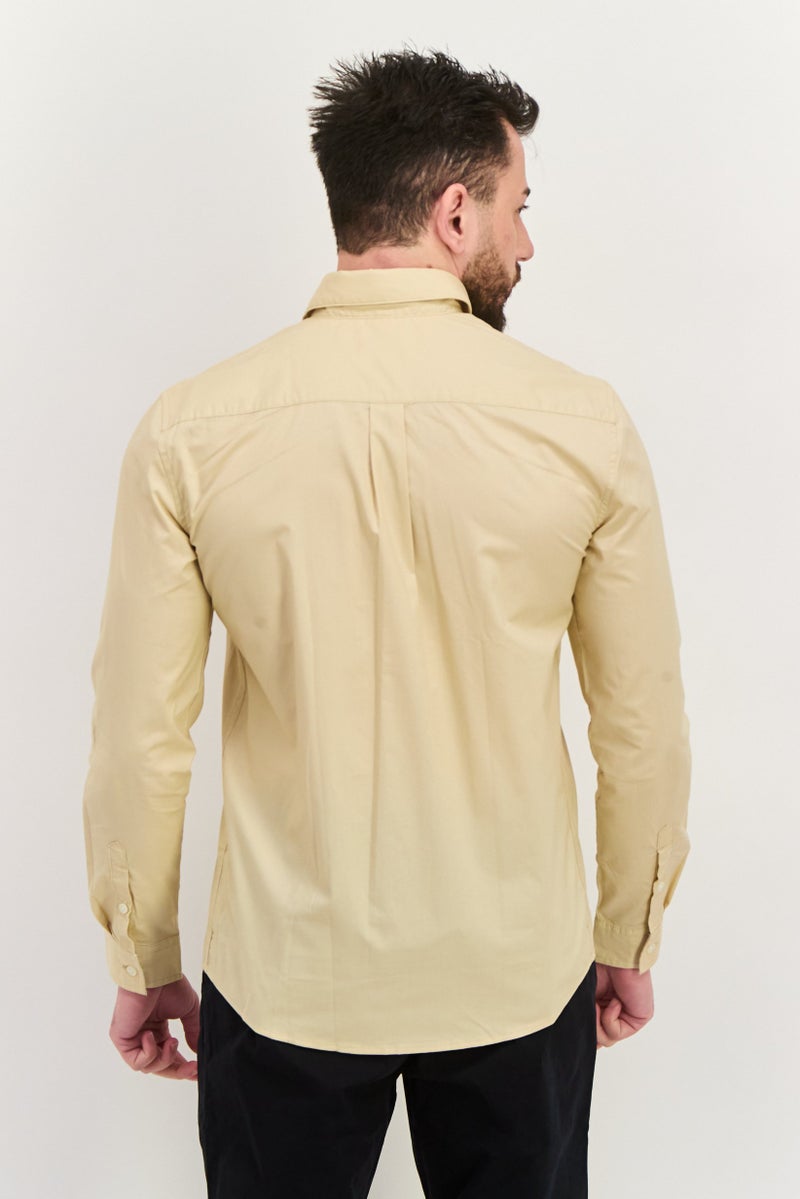 ESPRIT قميص رجالي عادي مزين بشعار بأكمام طويلة، بيج فاتح - Image 2