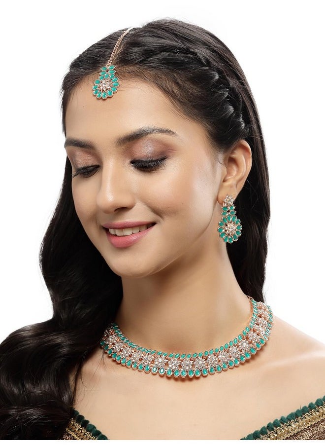سوكهي طقم قلادة على شكل عظمة الترقوة من Sukkhi Admirable Fashionable AD باللون الأخضر مع قرط وMaangtika | طقم مجوهرات للنساء (NS105557)  - Image 2