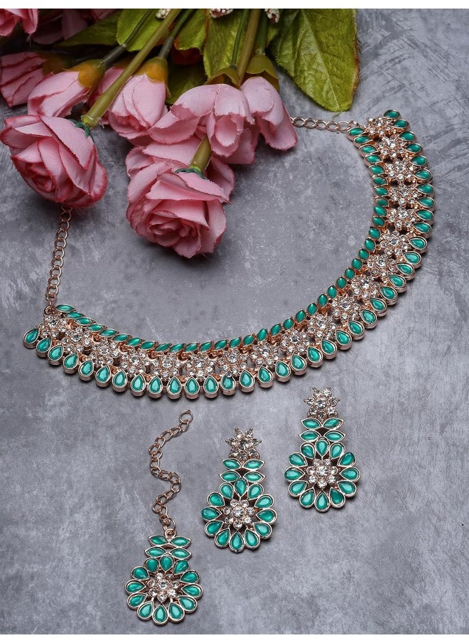 سوكهي طقم قلادة على شكل عظمة الترقوة من Sukkhi Admirable Fashionable AD باللون الأخضر مع قرط وMaangtika | طقم مجوهرات للنساء (NS105557)  - Image 4