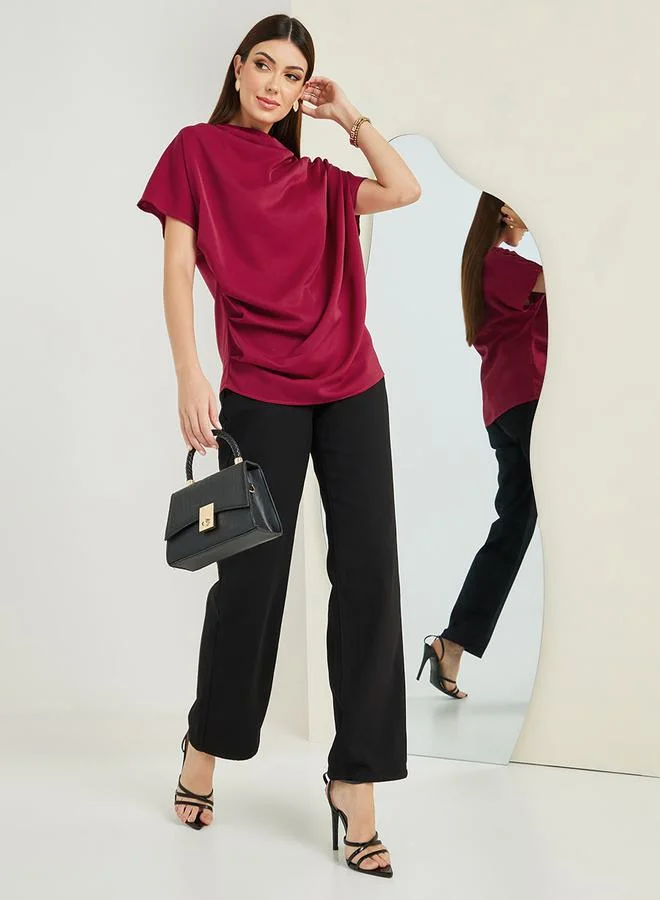 ستايلي بلوزة بقصة عادية بياقة عالية وتفاصيل درابيه