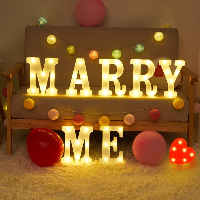 MERRY ME LIGHT UP LETTERS LED MARRY ME SIGN RED HEART SIGN DECORATIVE PLASTIC LED MARQUEE LETTER LIGHTWITH 1000 PCS RED ARTIFICIAL ROSE PETAL FOR WEDDING PROPOSAL ENGAGEMENT DECORATION