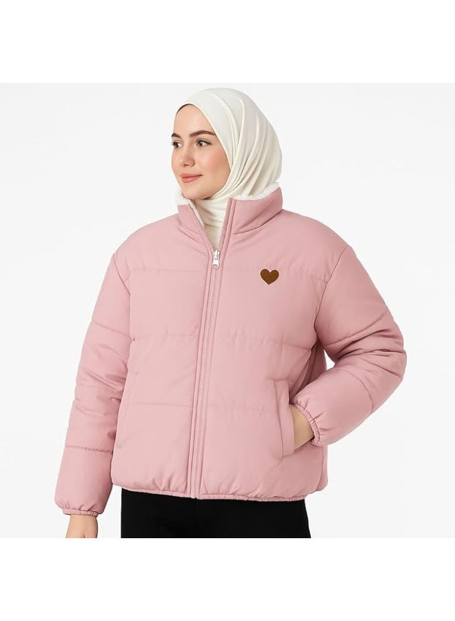 جاكت مبطن بمب يمكن ارتداؤه على الوجهين بينك وأبيض فرو ناعم من الداخل وخامة وتر بروف مقاومة للمياه من الخارج - وان سايز يناسب حتى 80 كجم لشتاء دافئ ومريح - Image 1