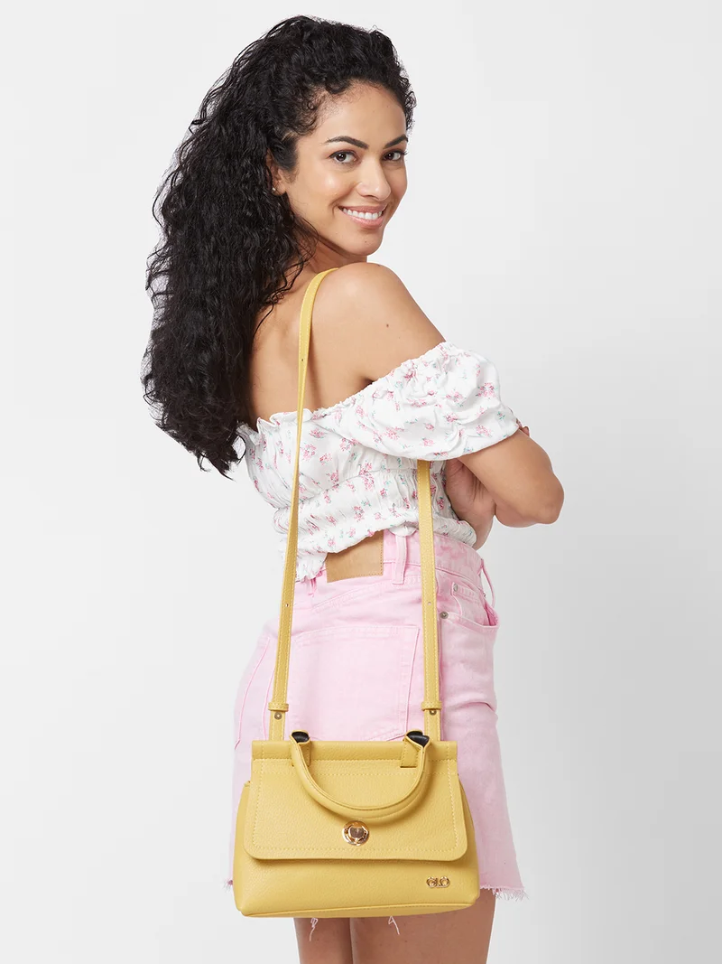 جلو باص حقيبة يد نسائية جلوبس باللون الخردلي بتصميم بارز للاستخدام اليومي