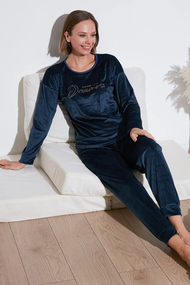 ليلا Standard Fit Crew Neck Soft Velvet Pajama Set Women's Pajama Set 6094202