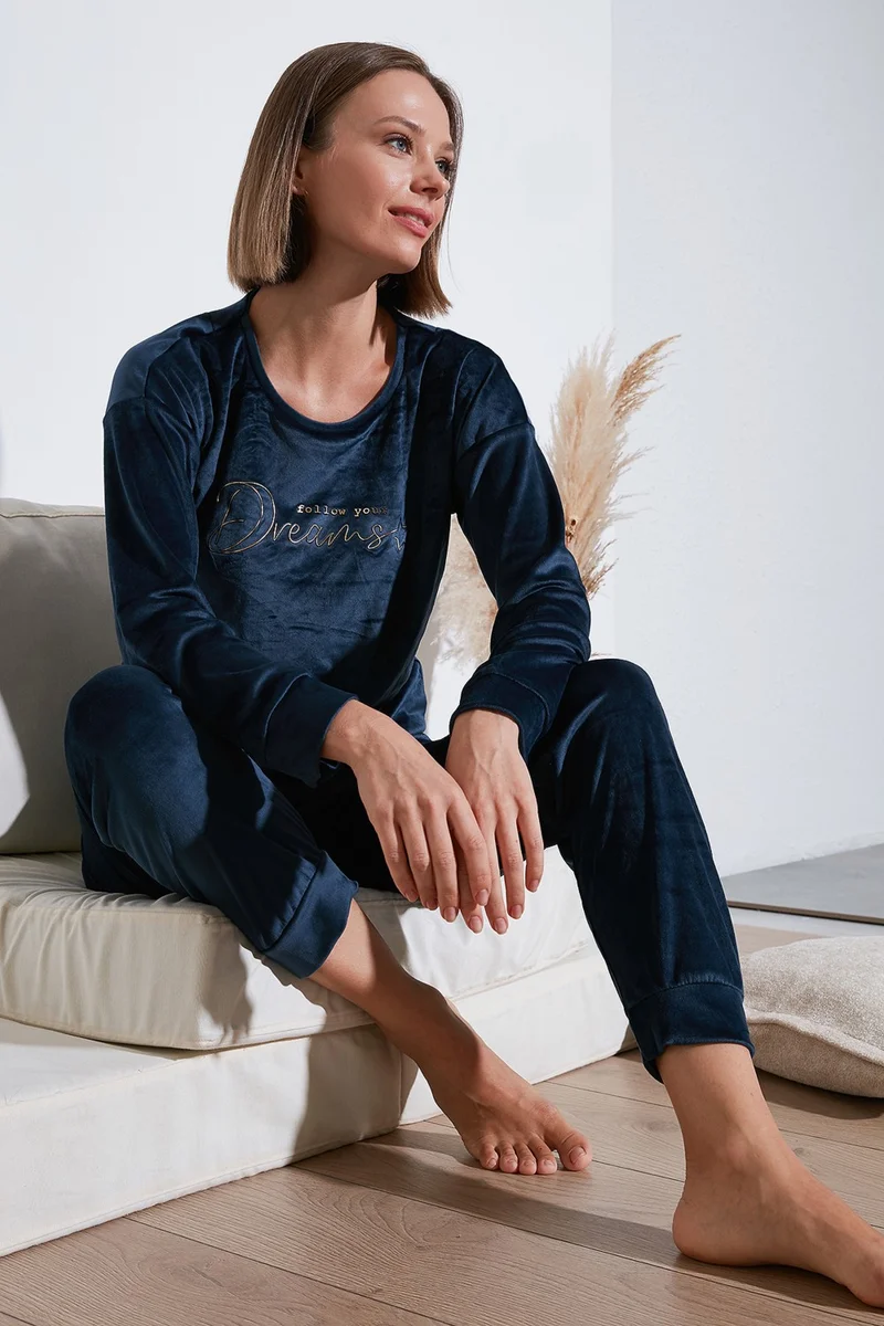 ليلا Standard Fit Crew Neck Soft Velvet Pajama Set Women's Pajama Set 6094202