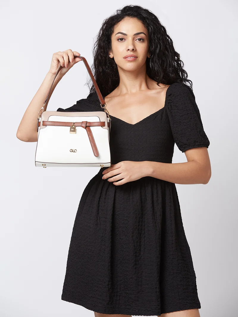 جلو باص حقيبة يد نسائية بلون أبيض بتصميم كتل ملونة