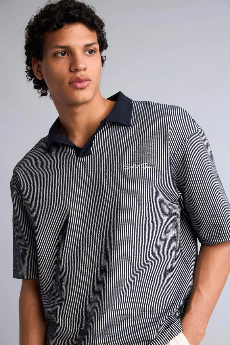 ديفاكتو Boxy Fit Polo Collar Printed Short Sleeve Polo T-Shirt