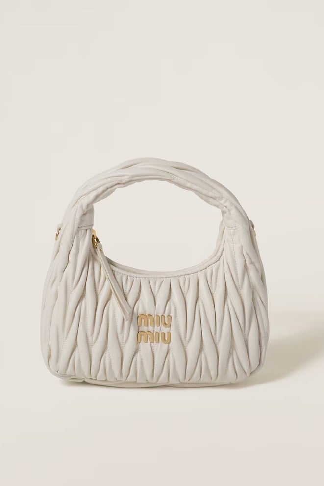 مياو مياو حقيبة كتف MIU Wander من جلد النابا مع حزام كروس بودي وإغلاق بسحاب - Image 1